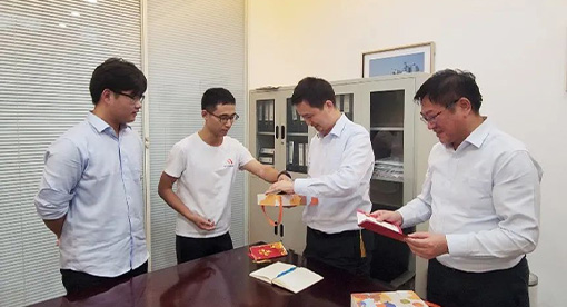 邁安德新員工為指導人送上中秋月餅