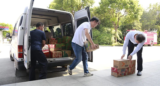 在第96個“八一”建軍節來臨之際，邁安德集團到邗江區消防救援大隊進行慰問